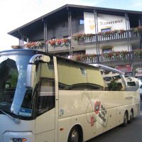 Touringcar voor het hotel